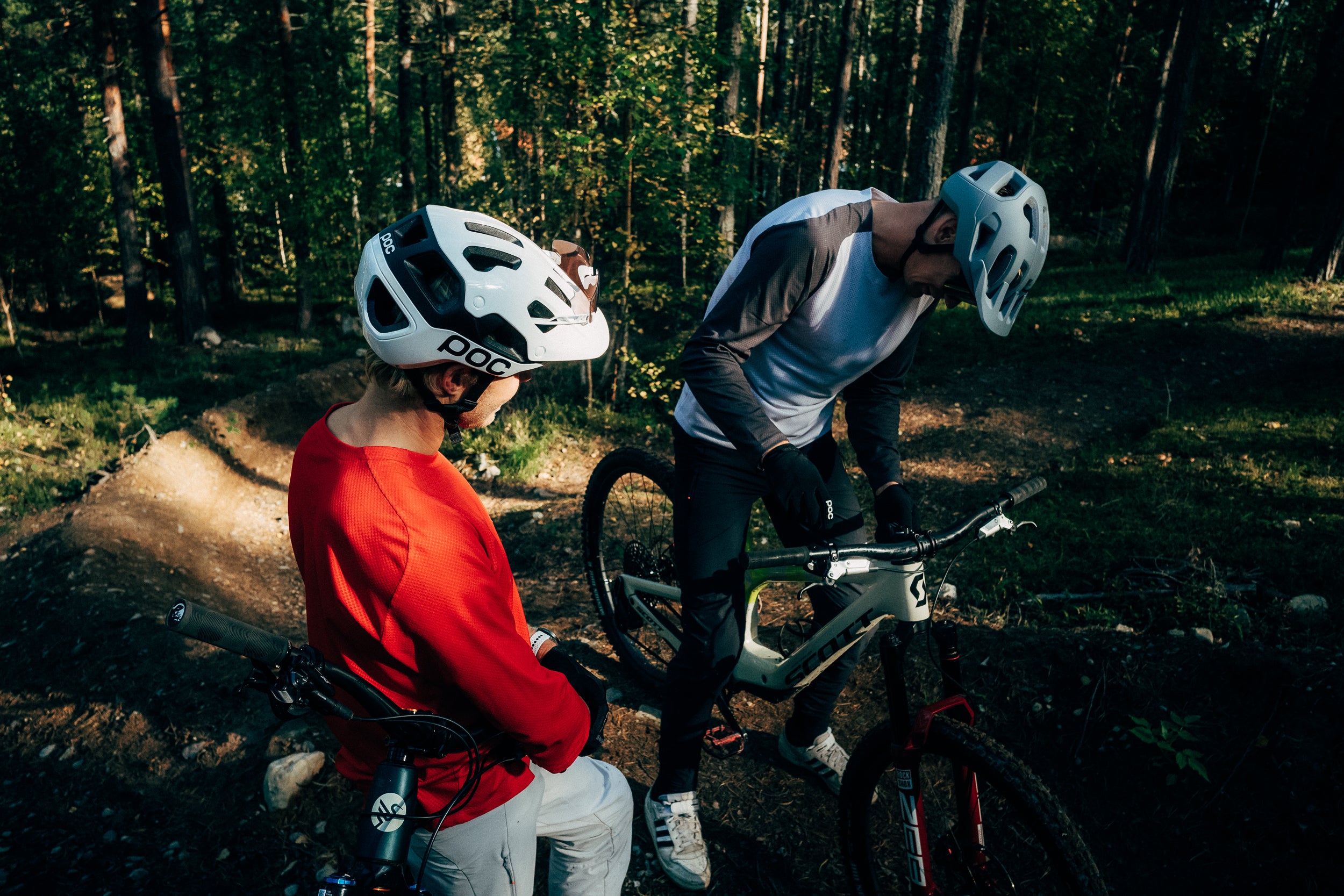 POC cykelutrustning på stig